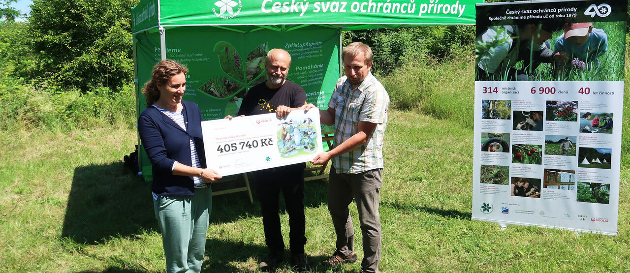 Veolia předala ochráncům přírody šek na výkup mokřadu Chválovna na Šumavě