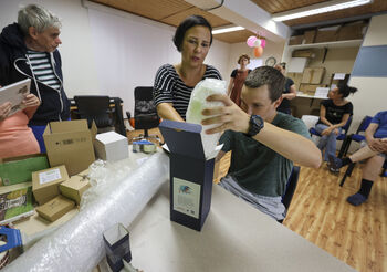 O balení dárků z NF Veolia se starají klienti neziskovky POHODA už 13 let