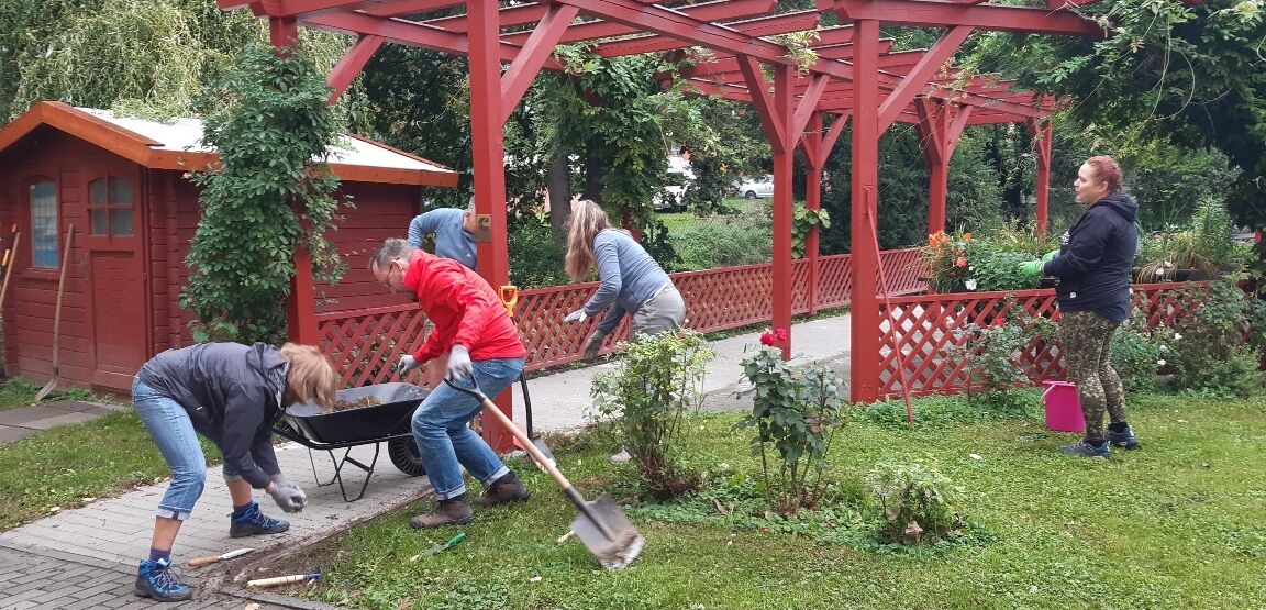 Desítka firemních dobrovolníků ze skupiny Veolia oživila zahradu Domova Sue Ryder