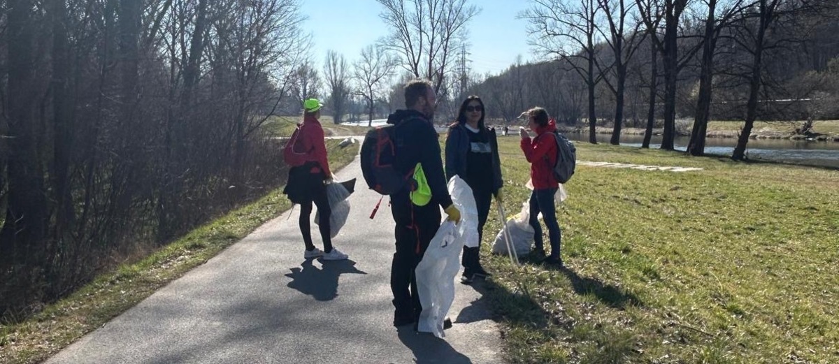 Okolí řeky Ostravice je lehčí o 60 pytlů nepořádku