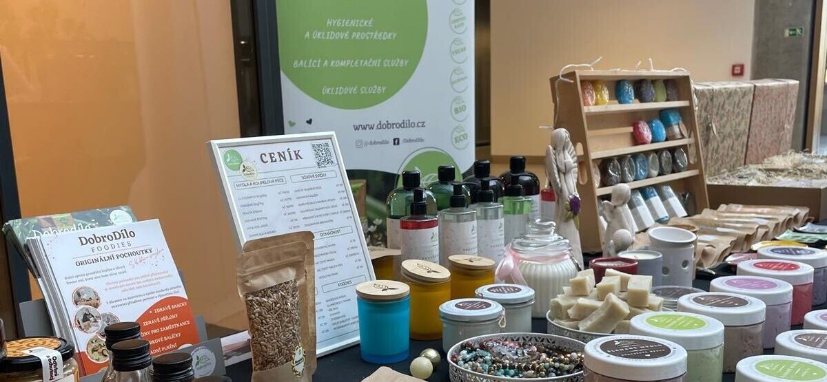 Pomoc, která chutná po mlátových sušenkách