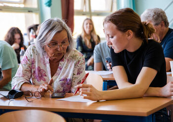 Moudrá Síť hledá digitální asistenty: dobrovolníky, kteří pomáhají seniorům zvládat technologie