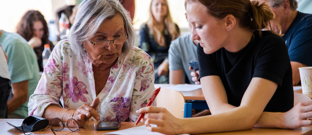 Moudrá Síť hledá digitální asistenty: dobrovolníky, kteří pomáhají seniorům zvládat technologie