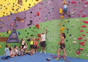 Sportovní hodinka pro malé školáky: NF Veolia přispěl na dresy i školení