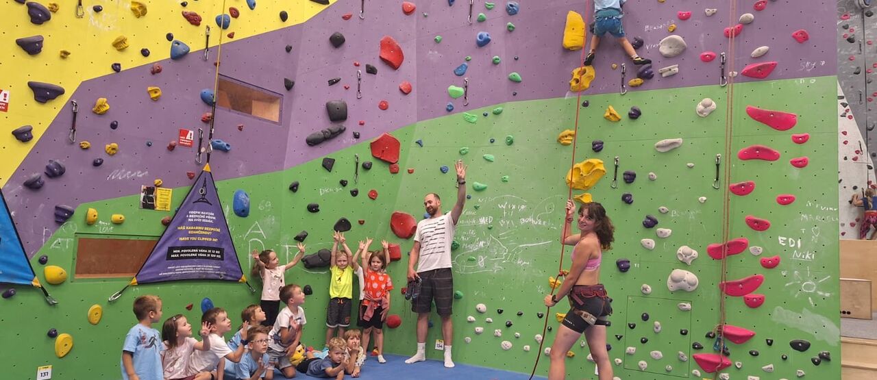 Sportovní hodinka pro malé školáky: NF Veolia přispěl na dresy i školení
